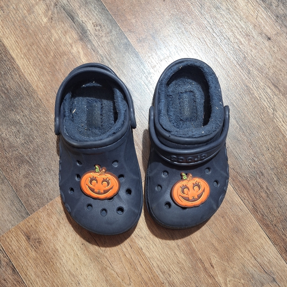 CROCS Kids Navy Slippers with Pumpkin Charm